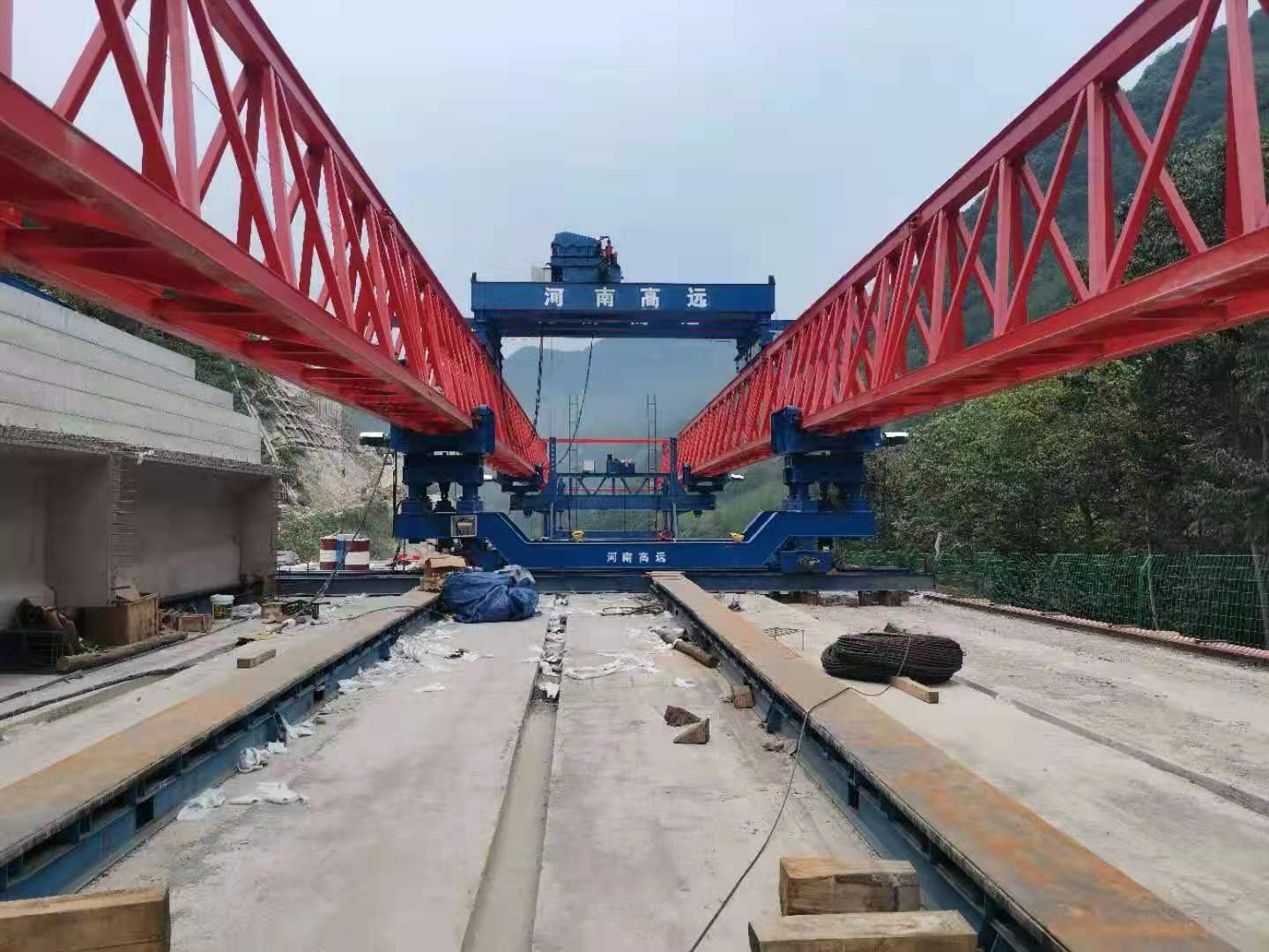 河南高遠(yuǎn)公司40m-200t自平衡架橋機(jī)，助力四川交投（四川路航-九綿高速）